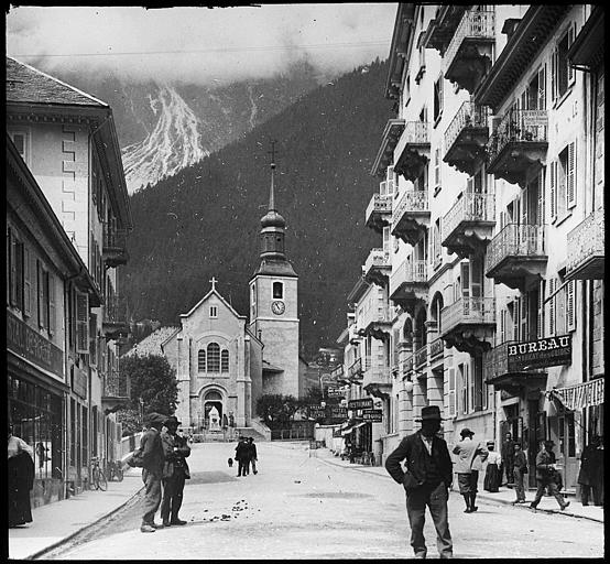 rue vers église avec bureau des guides