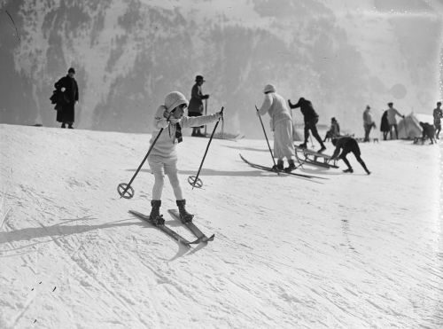 wp-content/uploads/2018/01/30_1_24_Chamonix_enfant_sur_des_.Agence_Rol_btv1b53124659v.jpeg